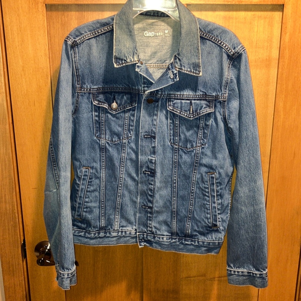 GAP 1969 Blue Denim Button Down Collar Classic Jean Jacket w/ 4 front pockets